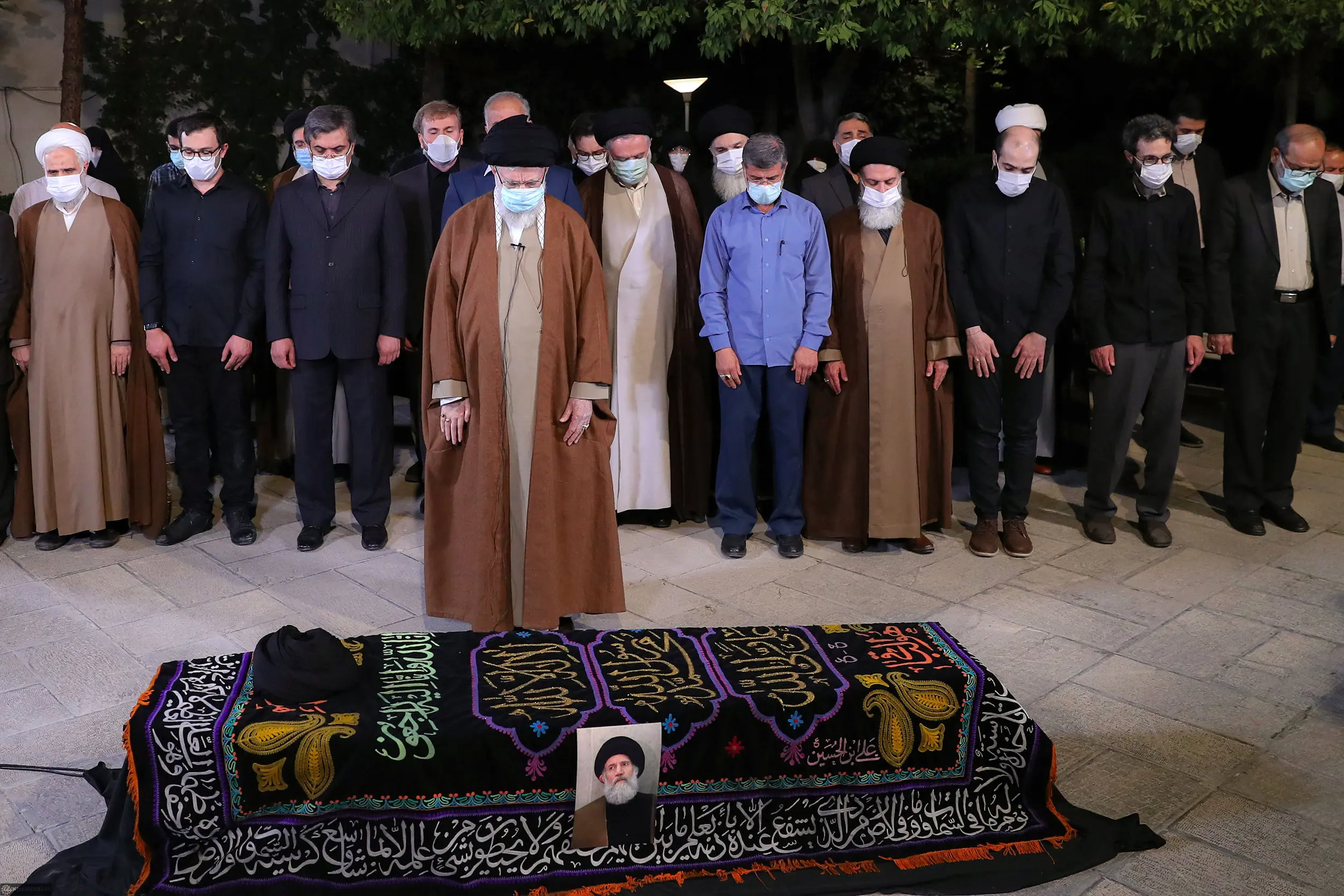 اقامه نماز میت بر پیکر حجت‌‌‌الاسلام فاطمی‌نیا توسط رهبر انقلاب