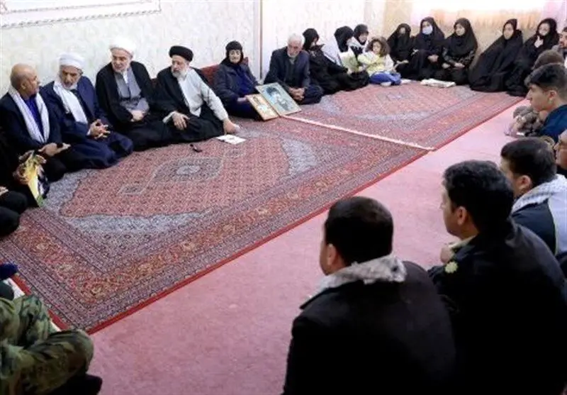 دیدار رئیسی با خانواده‌های ‌کشته شدگان اعتراضات در کردستان + عکس 