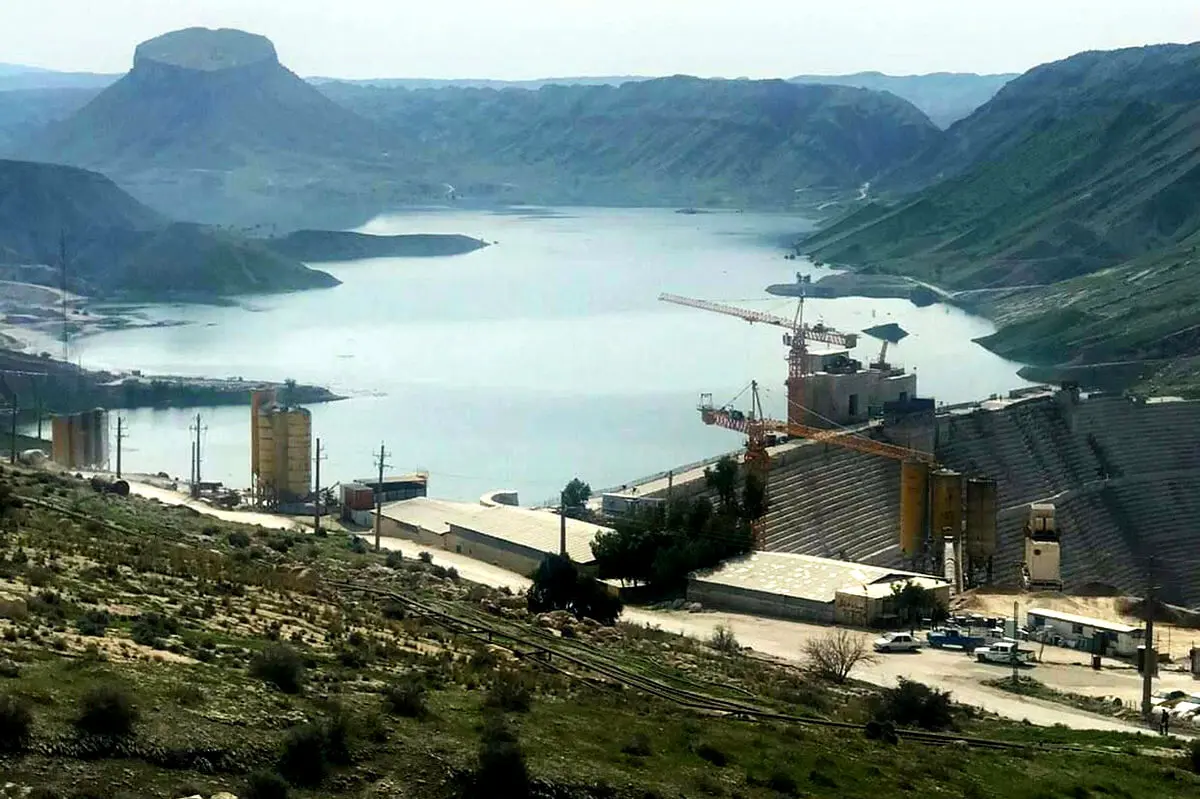 رئیسی سد پرحاشیه چم‌شیر را در میان مخالفت فعالان محیط زیست افتتاح کرد

