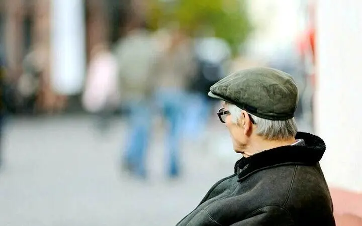 چشم امید بازنشستگان به جلسات هیات دولت خشک شد | مخالف افزایش حقوق کیست؟