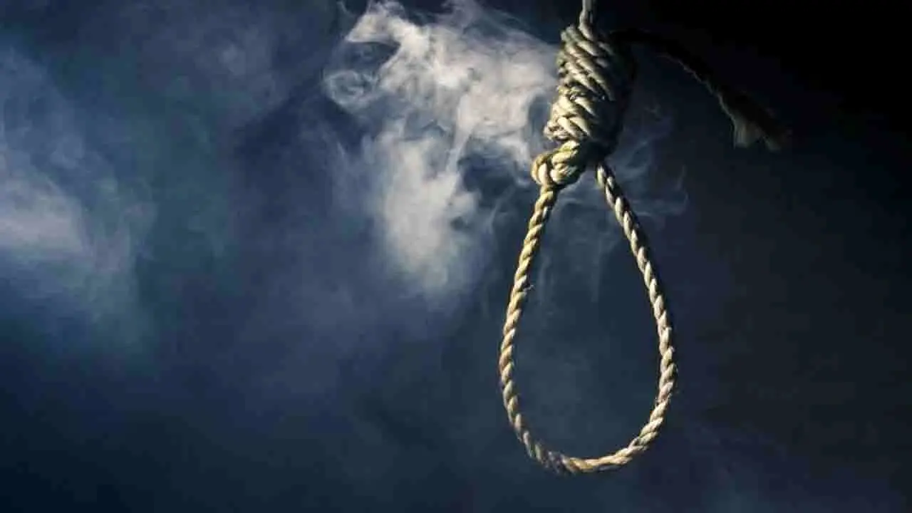سلفی خانواده مقتول معلم زن و فرزندانش با قاتل هنگام اجرای حکم اعدام + عکس