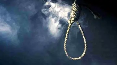 سلفی خانواده مقتول معلم زن و فرزندانش با قاتل هنگام اجرای حکم اعدام + عکس