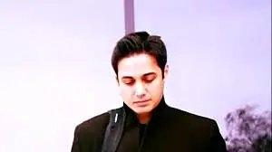 لحظه خودکشی کیانوش سنجری از ساختمان چارسوی تهران +فیلم