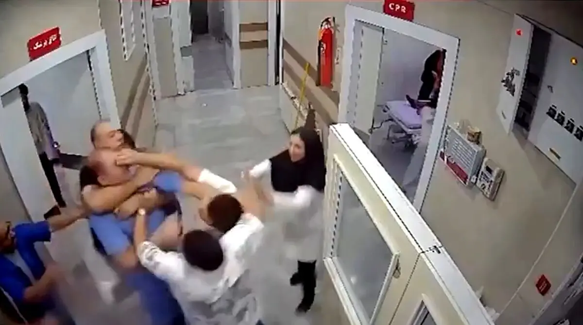 حمله دسته جمعی‌ همراهان بیمار به پرسنل درمانگاه در شهریار + فیلم