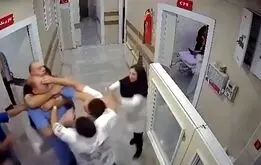 حمله دسته جمعی‌ همراهان بیمار به پرسنل درمانگاه در شهریار + فیلم