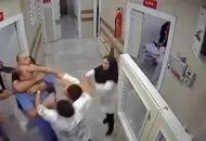 حمله دسته جمعی‌ همراهان بیمار به پرسنل درمانگاه در شهریار + فیلم