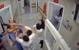 حمله دسته جمعی‌ همراهان بیمار به پرسنل درمانگاه در شهریار + فیلم