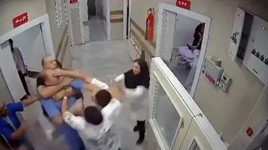 حمله دسته جمعی‌ همراهان بیمار به پرسنل درمانگاه در شهریار + فیلم