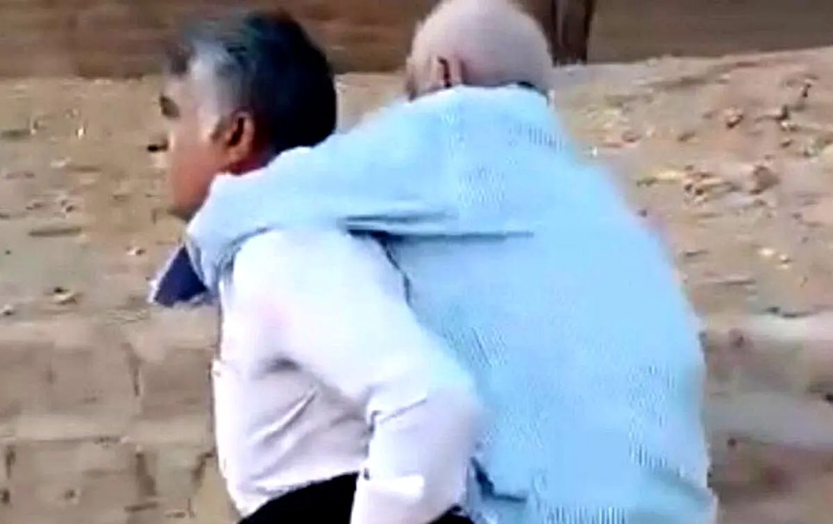 گفتگوی ظریف و جهرمی با مرد خوزستانی که پدرش را کول کرده بود تا رای بدهد /ویدئو
