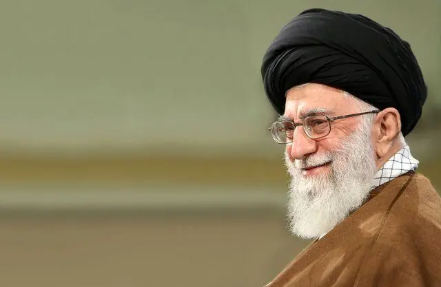 عکسی از  رهبر انقلاب در حال قایق سواری