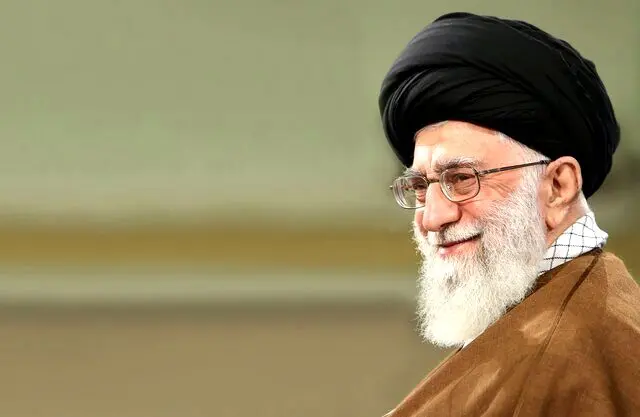 عکسی از  رهبر انقلاب در حال قایق سواری