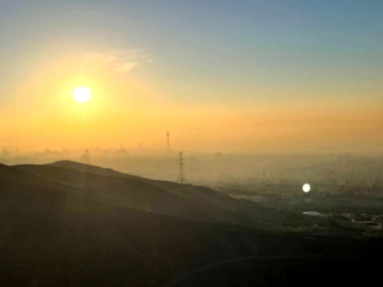 این تصویر وحشتناک از آسمان جمعه صبح تهران را ببینید 