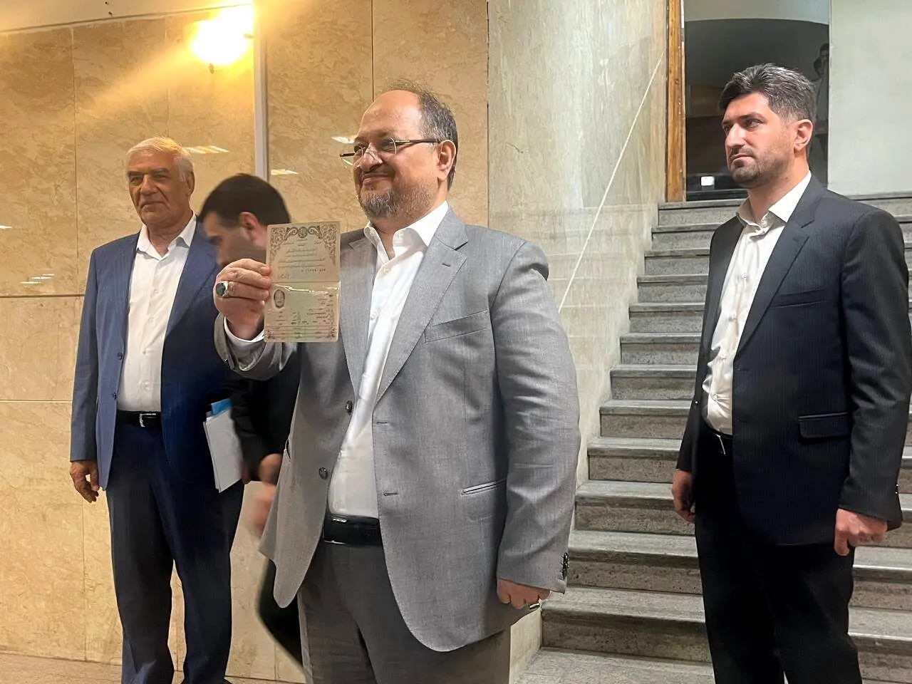 شریعتمداری  کاندیدای جانشینی رئیسی شد

