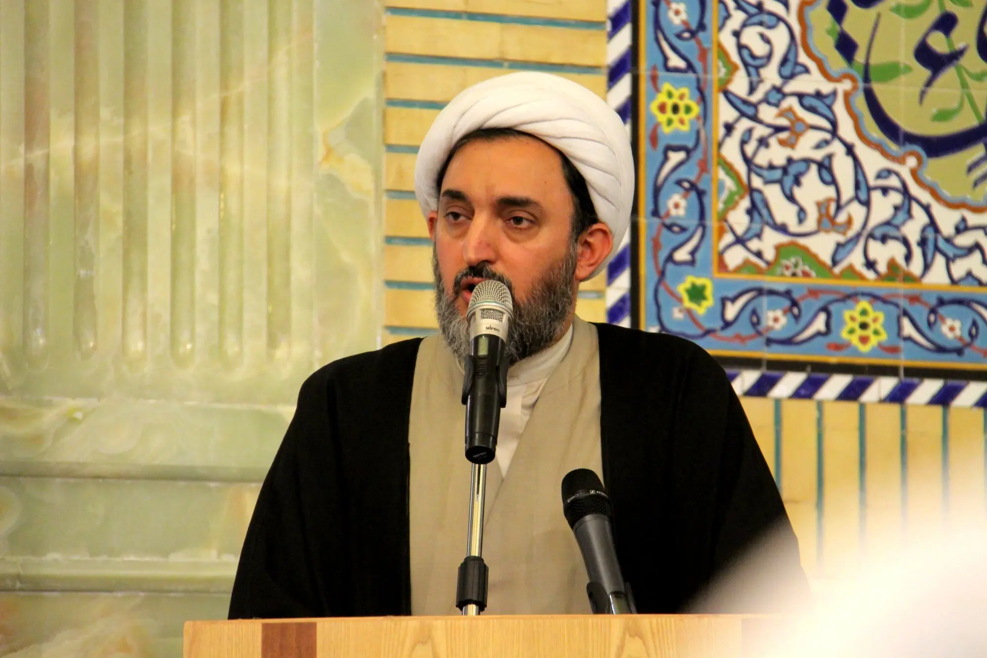 بکارگیری زنان بزک‌کرده در تبلیغات تلویزیون خلاف شرع است