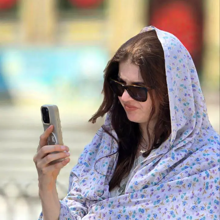 تصاویری جالب از خبرنگاران زنِ خارجی در امام‌زاده صالح + عکس