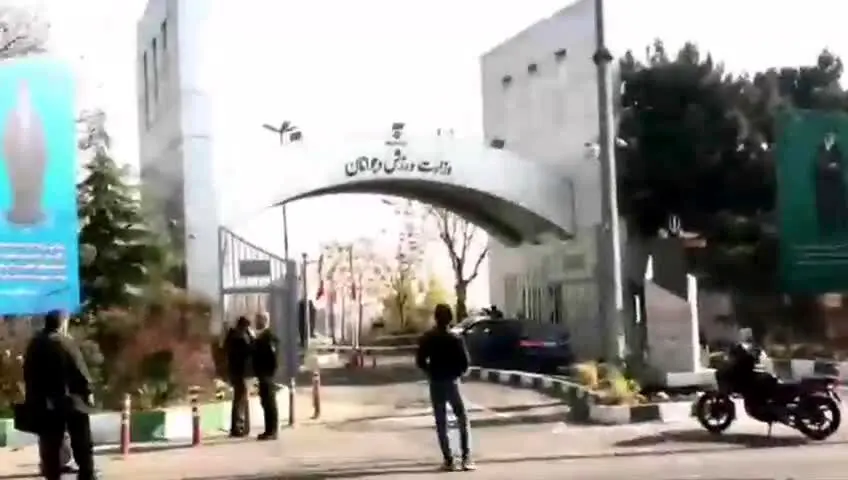 فیلم/ تجمع اعتراضی پرسپولیسی‌ها مقابل وزارت ورزش