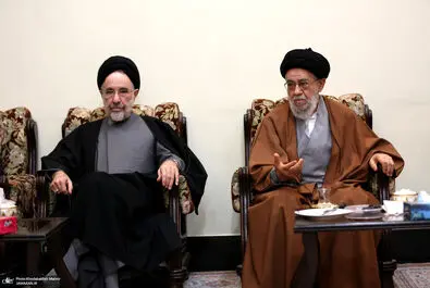 خاتمی و اعضای مجمع روحانیون در حرم امام 