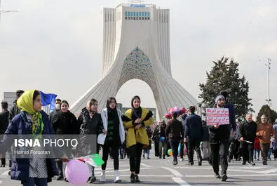 زنان کم حجاب در راهپیمایی