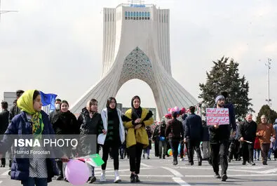 زنان کم حجاب در راهپیمایی