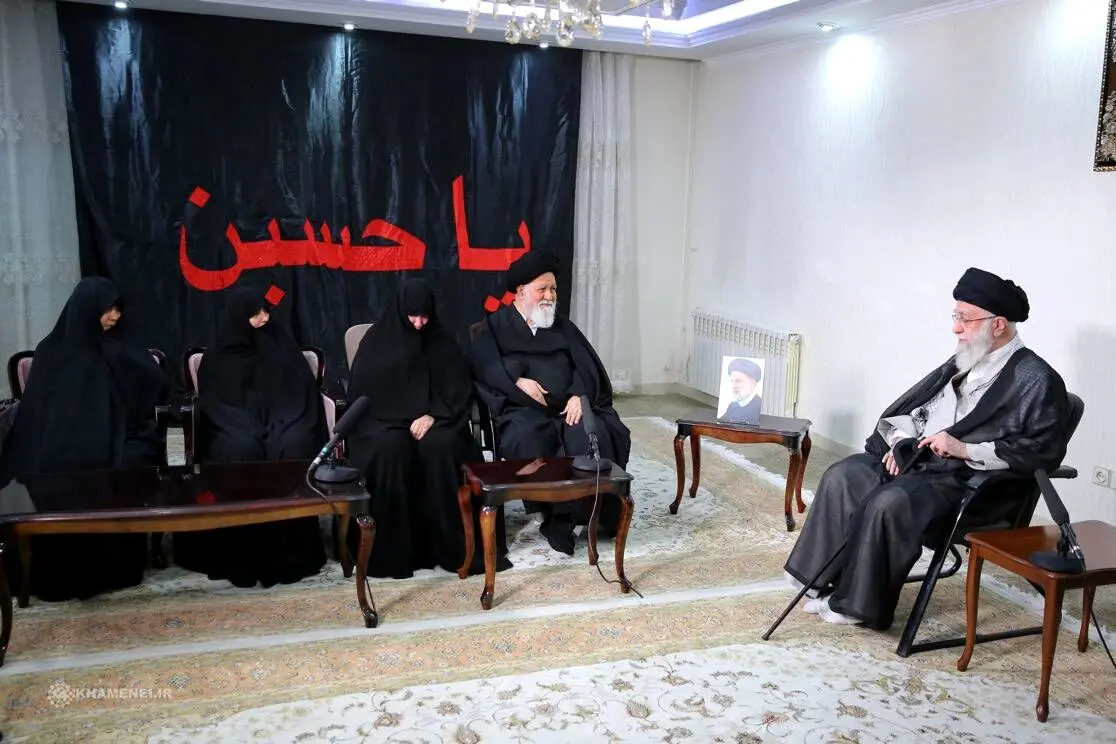 عکس خاص از حضور رهبر انقلاب در منزل رئیسی