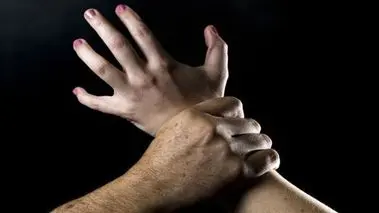 ماجرای وحشتناک مادر و دختری که سال‌ها در قفس پرندگان مرد متجاوز حبس بودند!