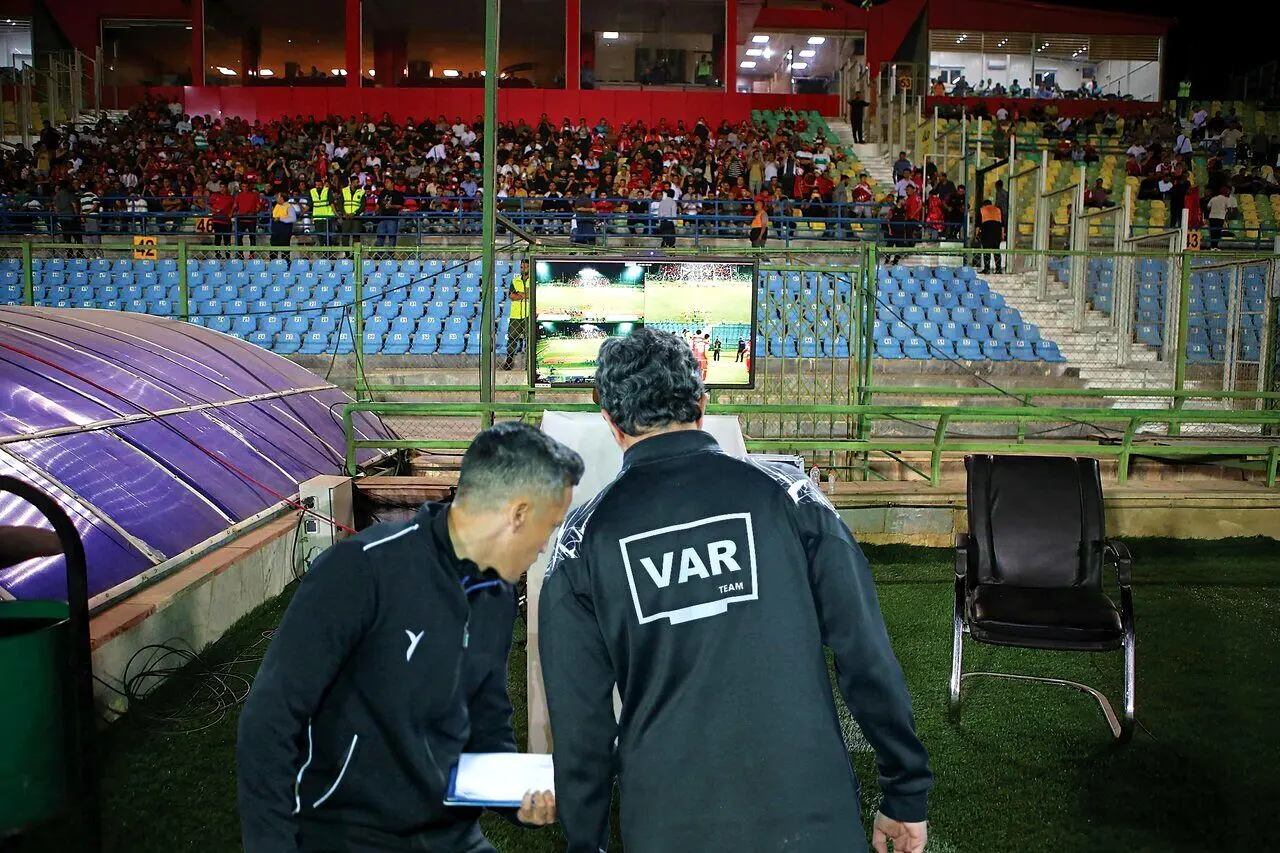 انتقاد تند از تأخیر VAR در ایران؛ فوتبال از ریتم افتاد