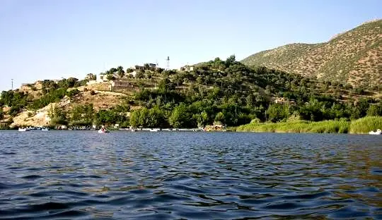 سرریز دریاچه زریوار مریوان + فیلم