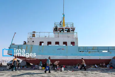 شنا کردن مردم در دریاچه بی‌جان ارومیه + عکس