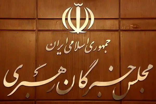 مخالفت آیت‌الله خامنه‌ای با بررسی پرونده فرزندش برای رهبری آینده
