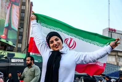 حجاب زنان پس از بازی فوتبال تماشاگران در خیابان 