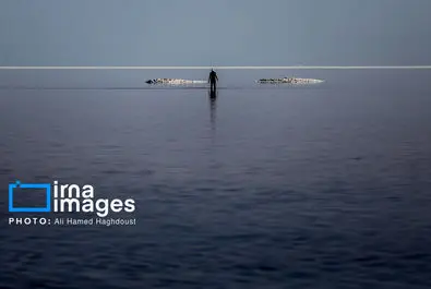 شنا کردن مردم در دریاچه بی‌جان ارومیه + عکس