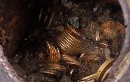 کشف گنج و سکه‌های تاریخی ۱۰۰ میلیون دلاری با سکّه طلای «۵۰ تومانی»+ جزئیات