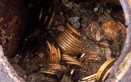 کشف گنج و سکه‌های تاریخی ۱۰۰ میلیون دلاری با سکّه طلای «۵۰ تومانی»+ جزئیات