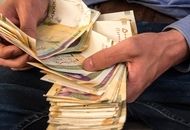 یک کارگر ایرانی برای خرید آیفون ۱۷ چقدر باید کار کند؟