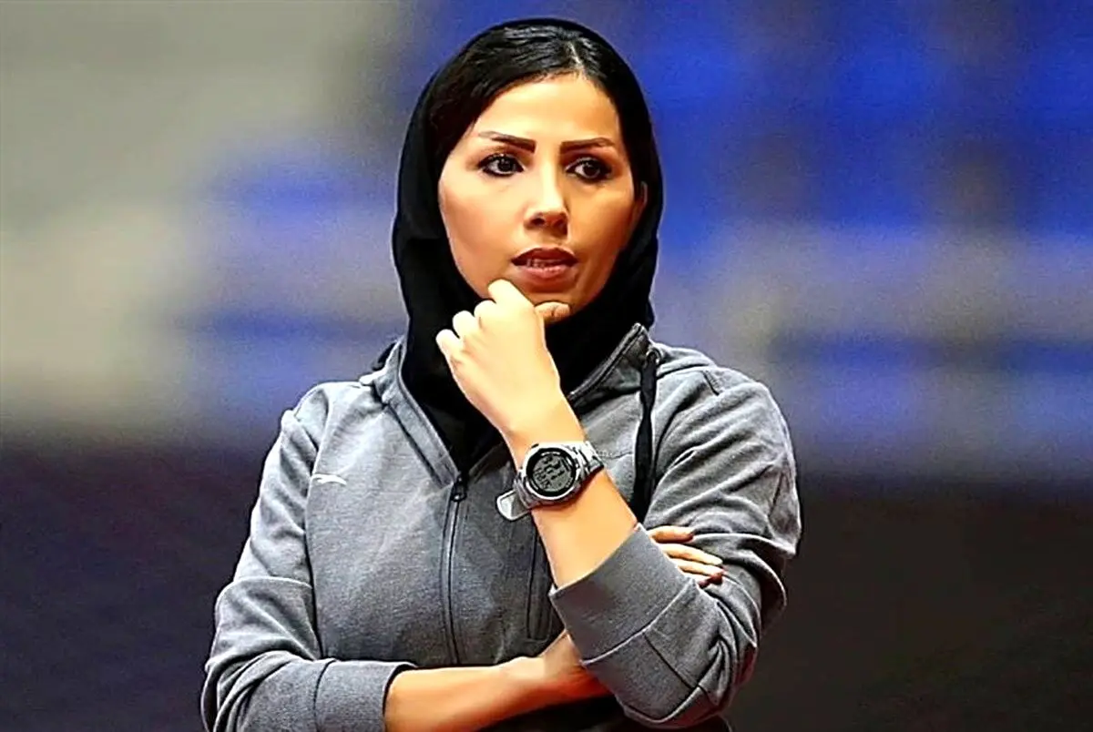 یک ایرانی، زنان عراقی را هدایت می‌کند