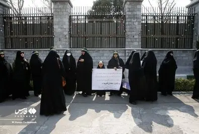 تجمع برخی زنان مقابل مجلس در اعتراض به وضعیت حجاب