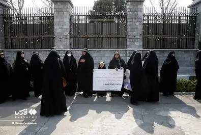 تجمع برخی زنان مقابل مجلس در اعتراض به وضعیت حجاب