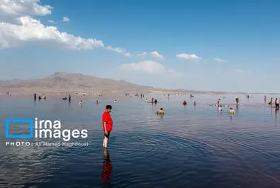 شنا کردن مردم در دریاچه بی‌جان ارومیه + عکس