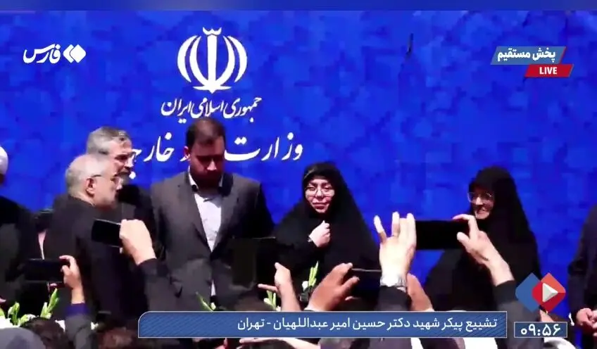 حضور همسر و پسر شهید امیرعبداللهیان در مراسم وداع با پیکر شهید + فیلم

