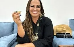 تصاویری عجیب از مادر نیمار با عبا و نقاب و سوار شتر