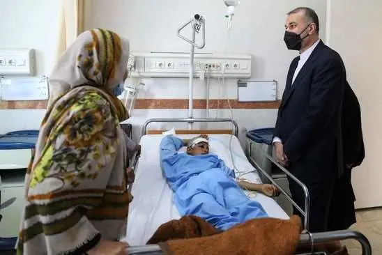 
عیادت وزیر خارجه از مصدومان حادثه بنز تشریفات