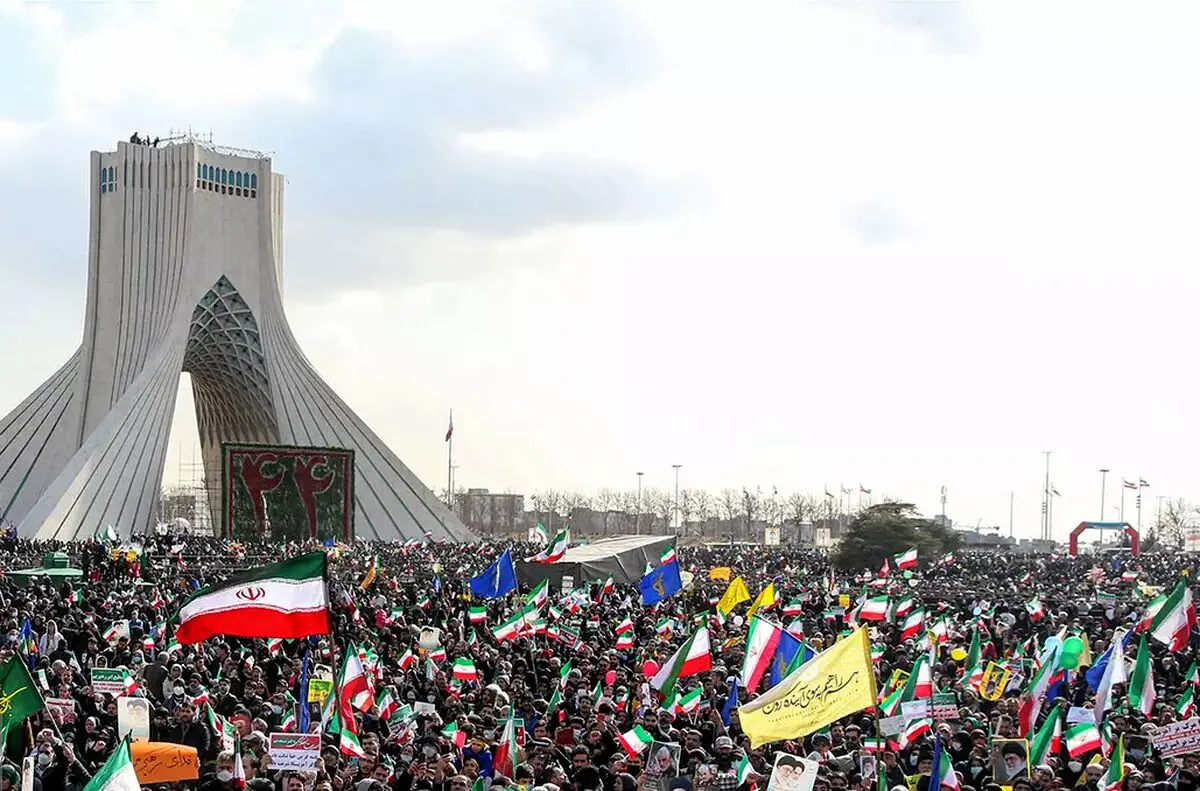  چرا عکس این زن در راهپیمایی ۲۲ بهمن پرحاشیه شد؟ +تصویر 

