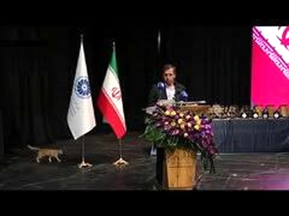 یک گربه سخنرانی وزیر اقتصاد را برهم زد +فیلم