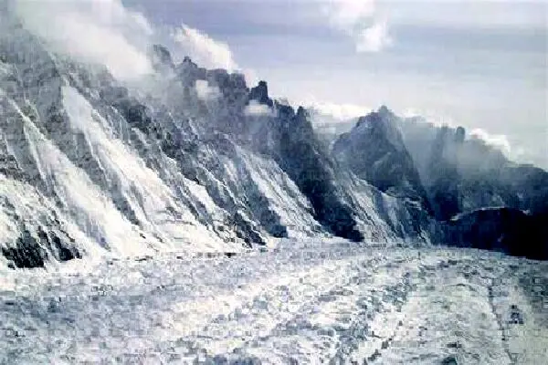 13 کشته و مصدوم و 15 مفقود در اثر فروریختن یخچال طبیعی در ایتالیا