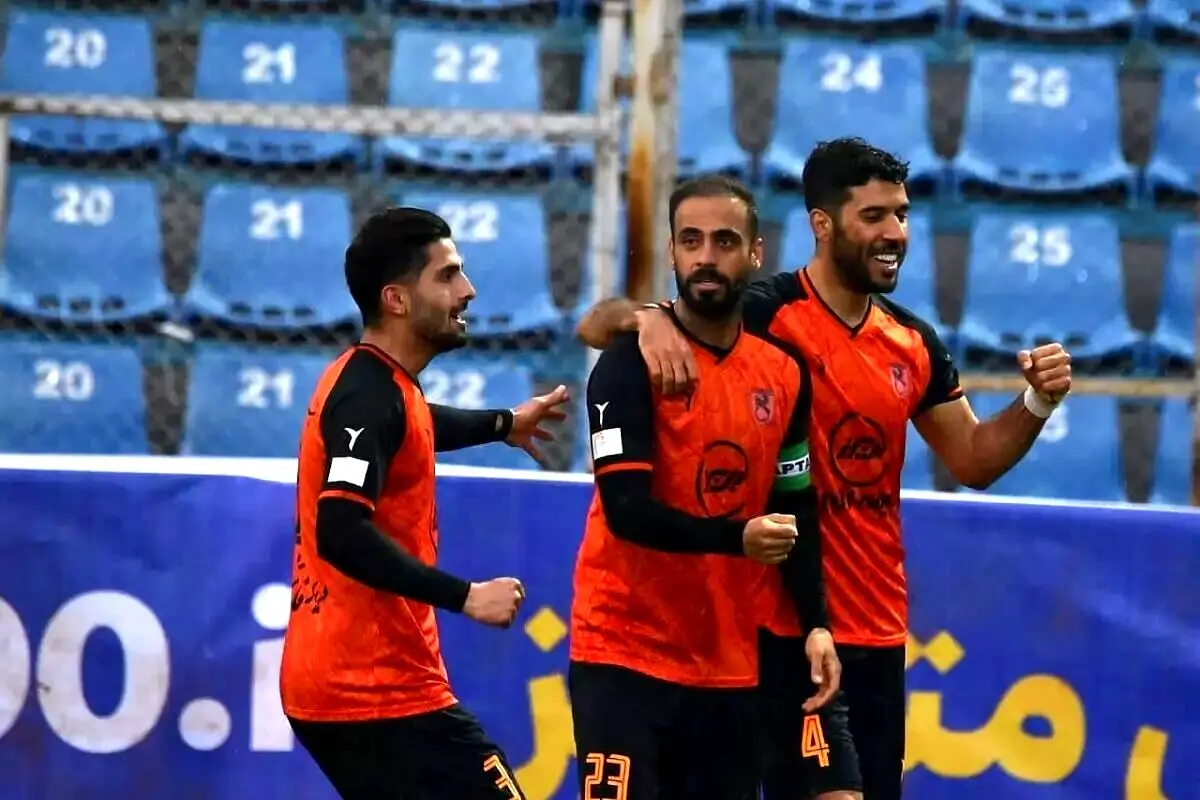 واکنش تند قائم مقام باشگاه مس رفسنجان به حضور آذرباد در استقلال