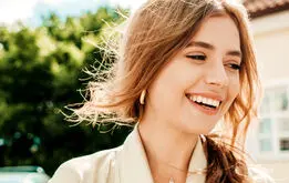 چگونه لبخندی زیبا داشته باشیم؟ از نکات بهداشتی تا درمان
