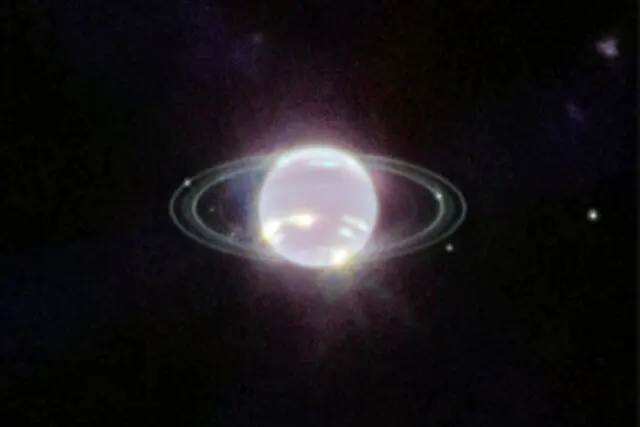 تصویری زیبا از قمرهای سیاره نپتون+عکس