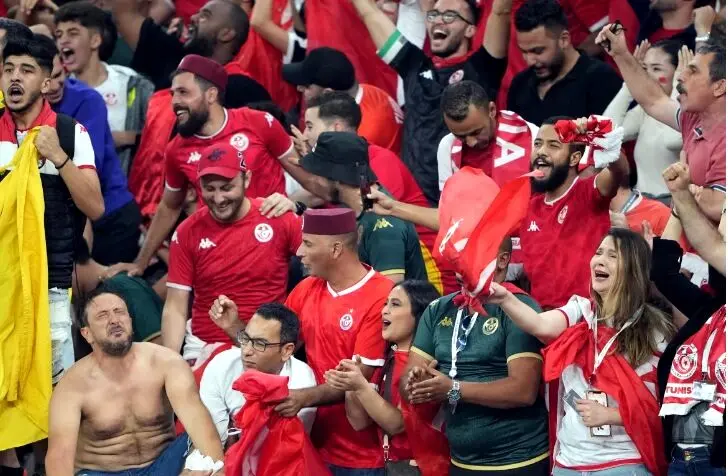 چهره مغموم هواداران تیم ملی تونس پس از برد برابر تیم ملی فرانسه / عکس