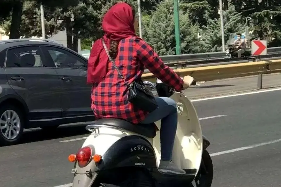 لحظه وحشتناک ورود یک زن با موتور به داخل رستوران+فیلم
