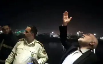 جلوگیری استاندار خوزستان از خودکشی یک جوان در اهواز + فیلم